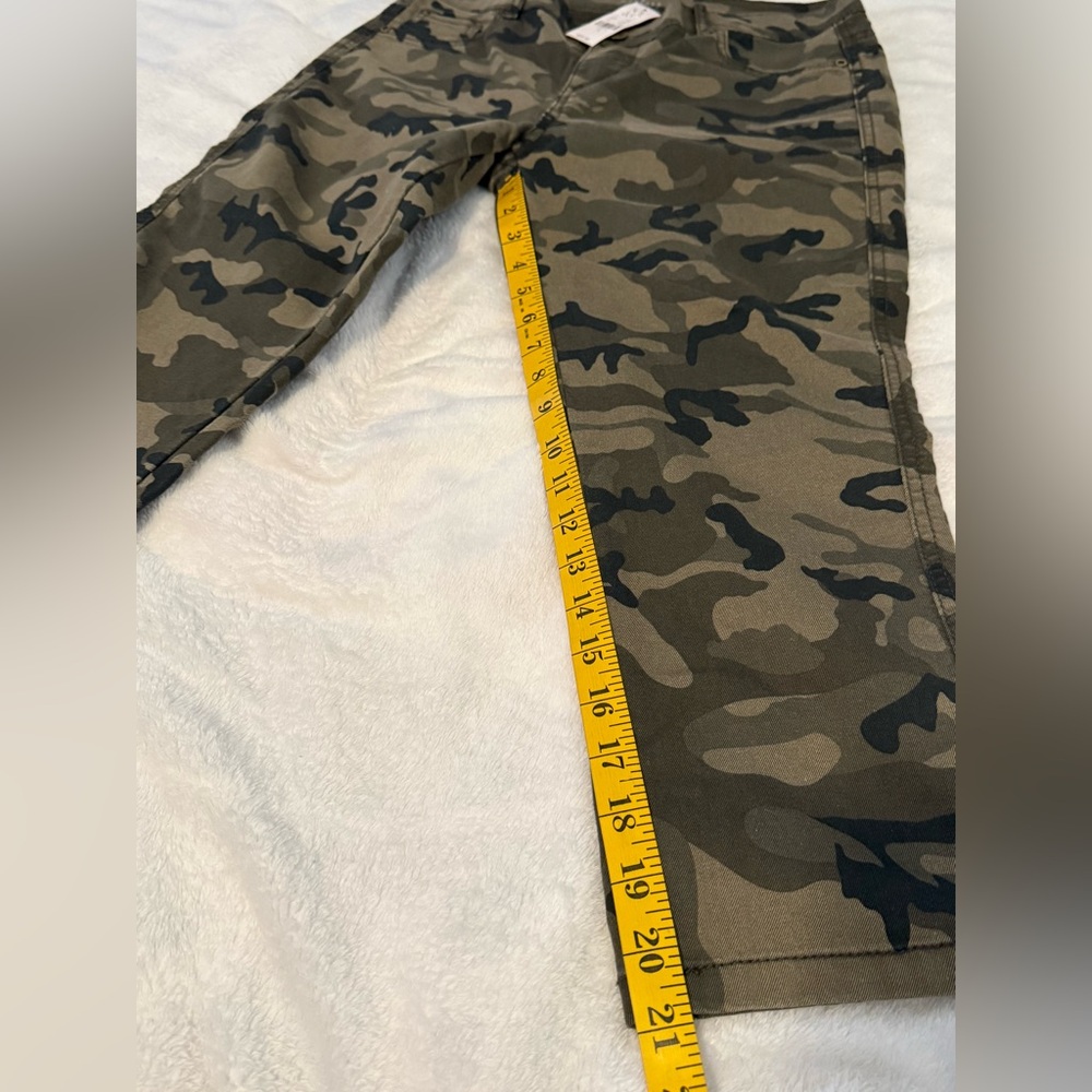 NWT New York & Company SoHo Jeans Legging Crop Stretch Camo Capri Pants - Picture 5 of 12